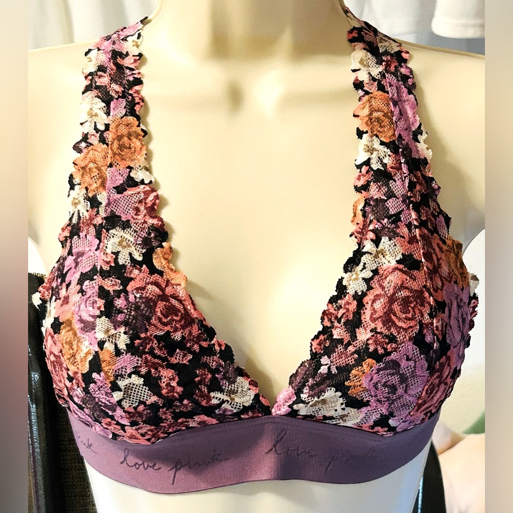 NWOT-Victoria Secret’s Floral Lace Bralette With Criss-Cross Straps-Size Small.